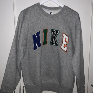Nike tröja - Helt ny oanvänd nike tröja köpt från zalando för 900kr, säljer eftersom den inte passade mig. har kvitto om de behövs från mail                    tröjan är storlek medium herr