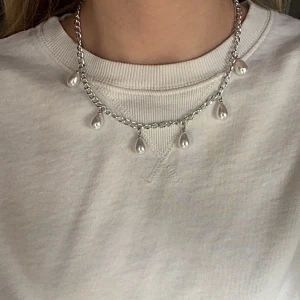 Silver halsband med pärlor  - Har gjort det själv, vet ej om det rostar 