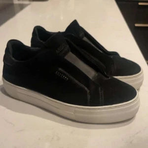 Svarta sneakers från Axel Arigato - Säljer mina svarta arigatos då jag inte får användning för dom. de är storlek 37.  de ser helt nya ut då jag tagit hand om de väl. Köpta i höstas för 2500