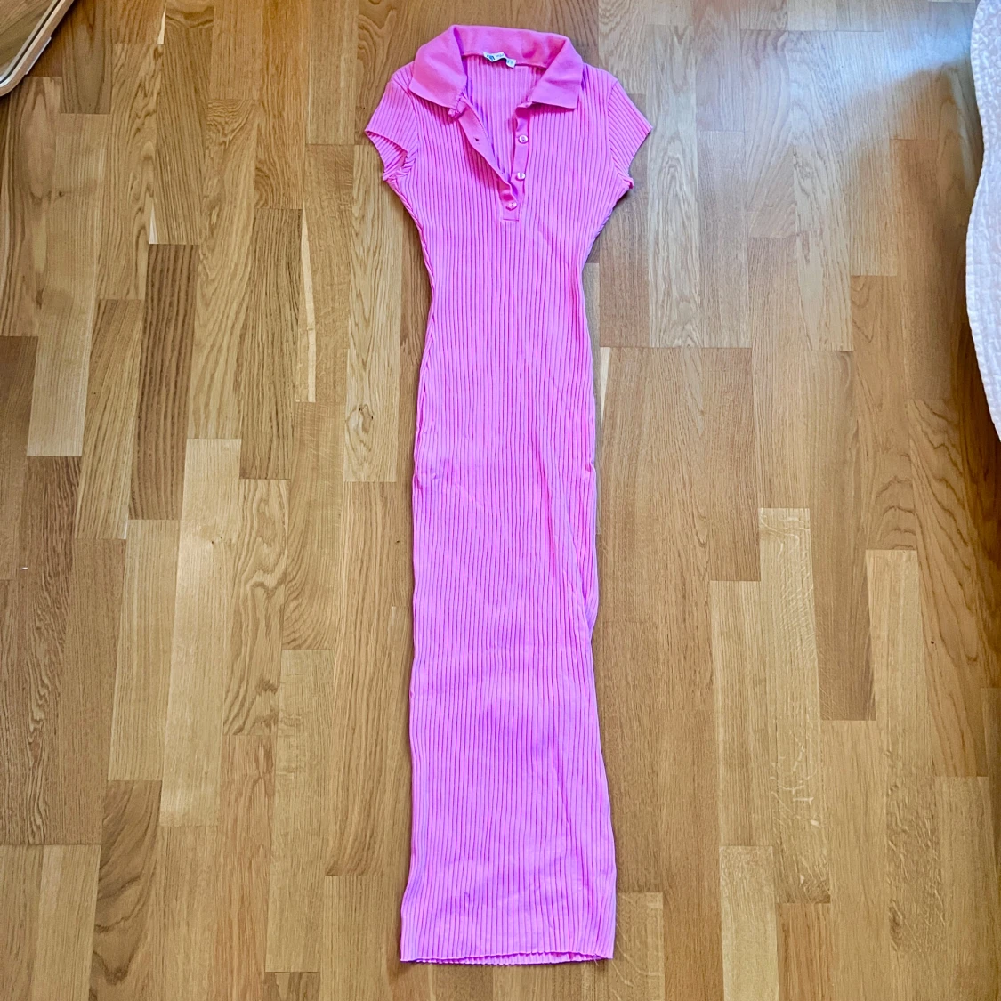 Rosa ribbad klänning