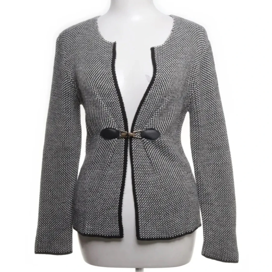 Grå kofta med knäppning