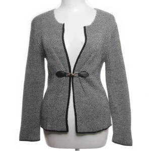 Grå kofta med knäppning - Så fin mörkgrå kofta!! 