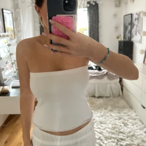 Offshoulder topp  - Offshoulder topp med svart söm längst ned 😽😽😽