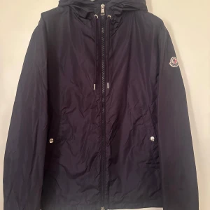 Moncler  - Moncler grimperius. Navy blue storlek 3. Super skick 9/10. Pris 4290kr