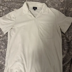 Piké från H&M - Säljer en beige/vit piké från H&M. Lite använd men inga större anmärkningar.