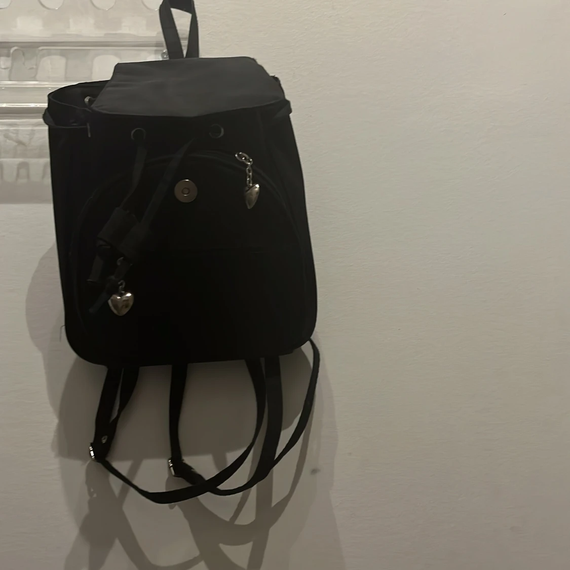 Svart ryggsäck med hjärtformade detaljer