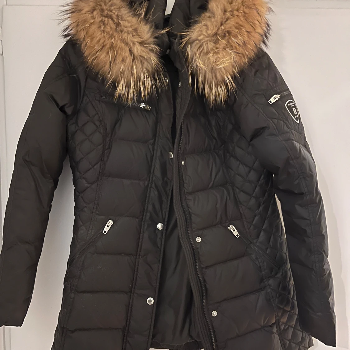 Svart dunjacka från Rockandblue