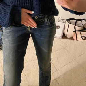 Levis jeans - Så snygga lågmidjade vintage Levis jeans i superbra skick! Säljer då de tyvärr inte passar mig 💖Midja 69 cm innerben 76 cm 💕