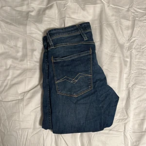 Replay anbass jeans - Ett par replay anbass hyper flex i bra skick som inye kommer till användning längre. storleken är 28:30 och dem är slim fit. Hör av dig vid fundering!