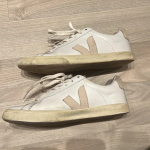 Veja skor - Säljer mina fina vita veja skor. Andväda Max 20 gånger och är i bra skick. Sulan är gul från början och V är rosa/begie. I storlek 37. Snörerna är lite smutsiga, skriv för fler bilder på skorna💕