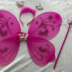 Barn Fjäril Kostym / Ängel Vingar I 3 Delar  - Färgglada fjärilsdiadem med fluffiga detaljer och glittriga fjärilar. Perfekt för att komplettera en fantasifull outfit. Finns i flera färger som rosa, lila, röd och blå.   59kr/ paket, samma frakt, helt ny 