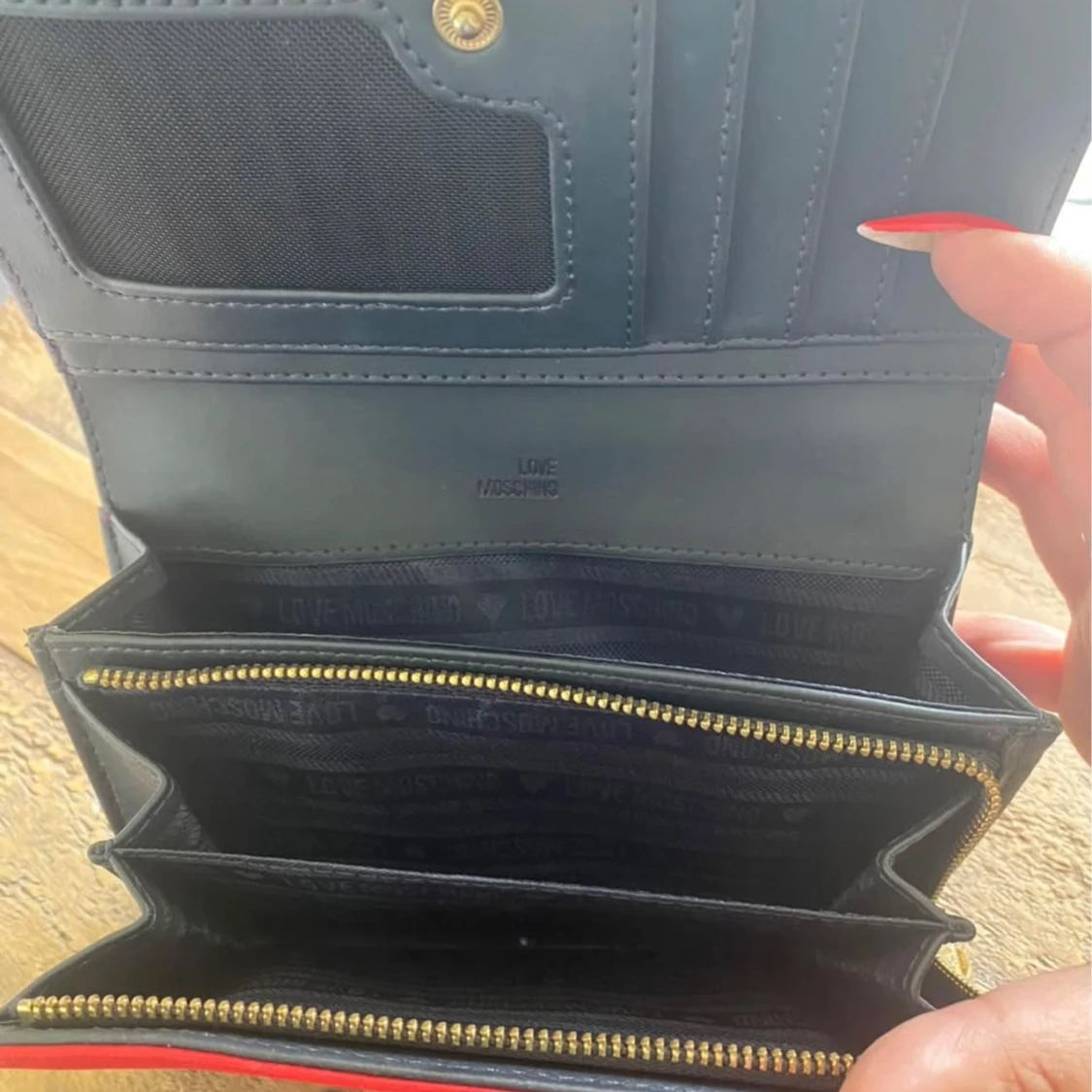 Röd quiltad plånbok från Love Moschino - 1