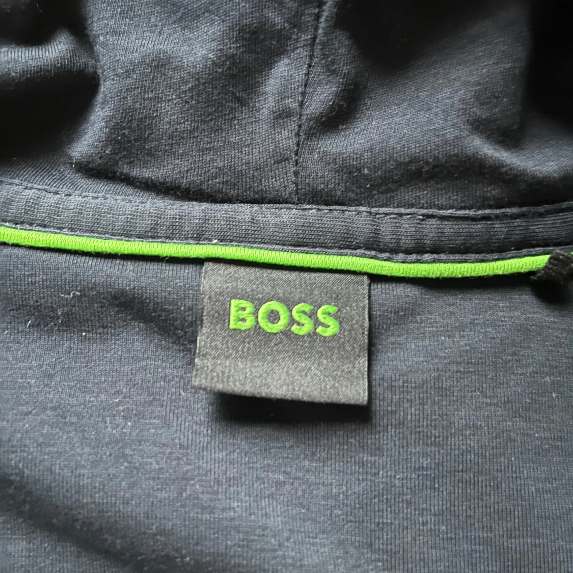 Marinblå hoodie med vita detaljer från Hugo Boss - 2
