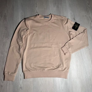 Beige tröja från Stone Island - Säljer en oanvänd och stilren tröja från Stone Island färgad beige. Tröjan är i storlek M och är köpt i butik för cirka 2500kr