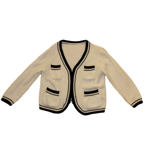 Vit stickad kofta med svarta detaljer - Säljer en stilren vit stickad kofta med svarta kanter och fickdetaljer. Koftan har en öppen design och långa ärmar, perfekt för en chic och avslappnad look. Mått: 18x20 tum.