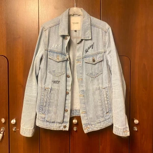 Jeansjacka - Ljusblå jeansjacka.