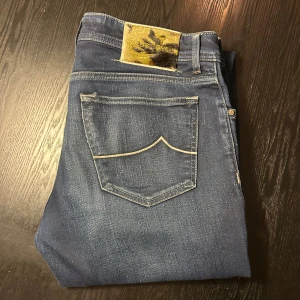 Jacob Cohen jeans - Snygga cohen jeans i storlek 36. Mer eller mindre nyskick. Skriv vid minsta fundering!