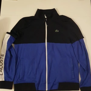 Lacoste sport kofta - Säljer en skön lacoste sport kofta i bra skick då den är förstor för mig. Plagget är XL men passar bra som L. Knappt använd och inga skador.