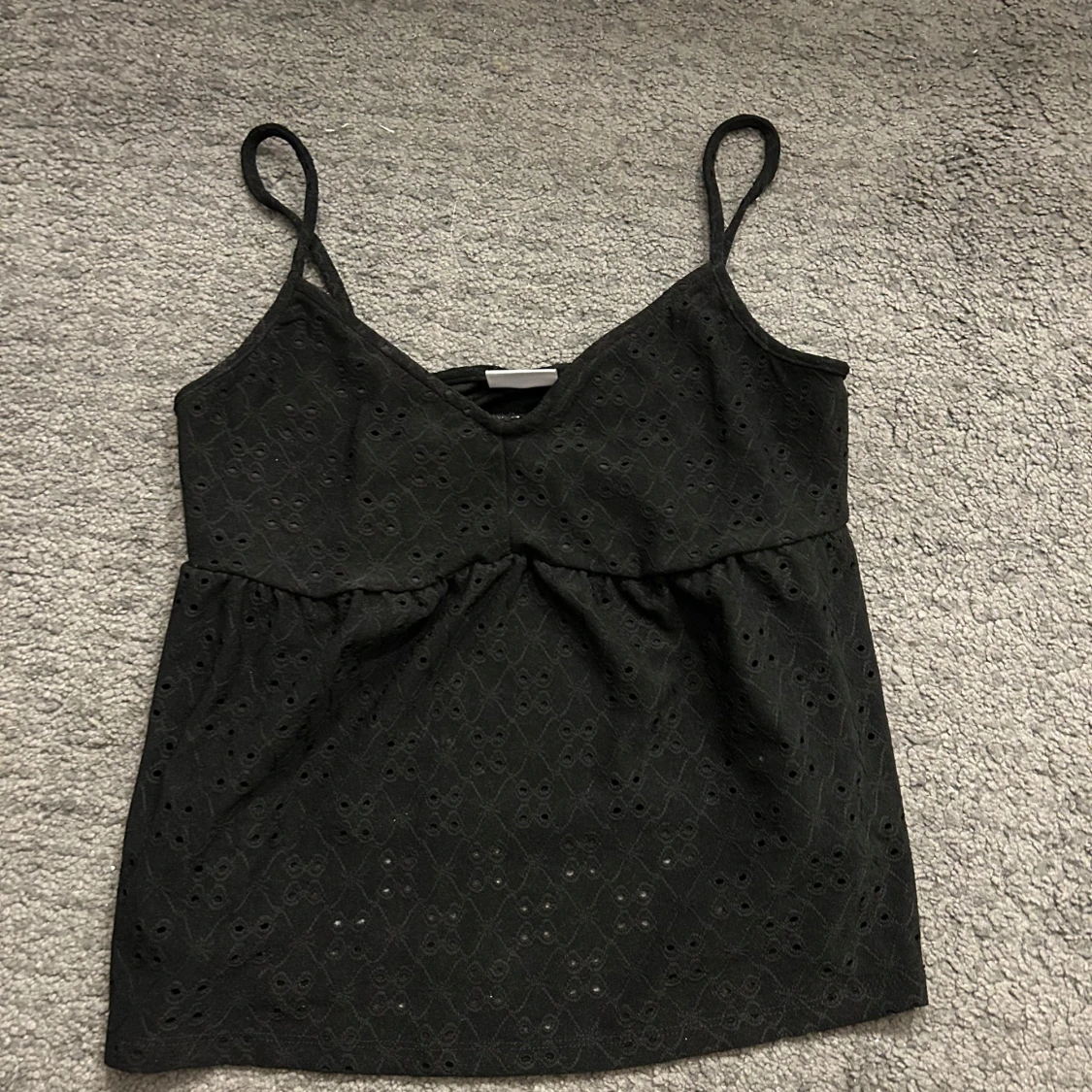 Svart broderad linnetopp