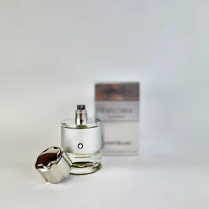 Montblanc Explorer platinum  - lyxdroppar Montblanc Explorer Platinum i (NOTER) Toppnoter: Grönt äpple, bergamott, grapefrukt Hjärtnoter: Ros, clary sage, ozoniska toner Basnoter: Cedertra, patchouli, lader, ambra (PRIS) 3ml - 60kr 5ml - 80kr Perfekt för att testa parfymen och se om den blir din nya favorit. Beställ enkelt via DM eller pà Plick redan idag!