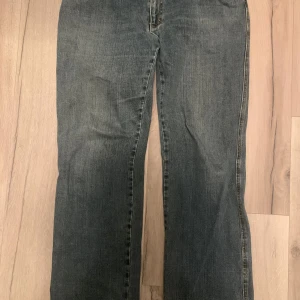 Blå straight jeans - Köpt dem second hand, har sytt in midjan men går att lätt sprätta. Passar straight form. 