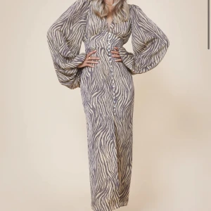 Zebramönstrad långklänning - SÖKER!!!!M-L funkar å då jag kan sy