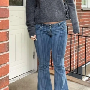 Blå bootcut jeans - Snygga blå bootcut jeans med en klassisk femficksdesign. De har en lågmidjad passform och är perfekta för en avslappnad stil. Jeansen har en dragkedja och knapp framtill. Har sprätt upp de längst ner så de passar någon som är runt 165-175 typ❤️