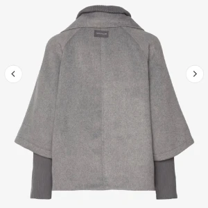 Grå kappa från Tom Tailor - SUPERsnygg grå kappa från Tom Tailor med dubbelknäppning och ribbad krage och trekvartsärmar med ribbade muddar. Säljer den då den tyvärr inte passar mig. Passar en s/m Nyskick 🥰 slutsåld!