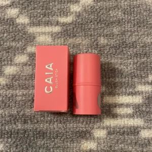 Blush Stick från CAIA - Säljer en blush stick från CAIA i en härlig rosa nyans. Perfekt för att ge kinderna en fräsch och naturlig glöd. Kommer i en smidig förpackning som är lätt att ta med sig.