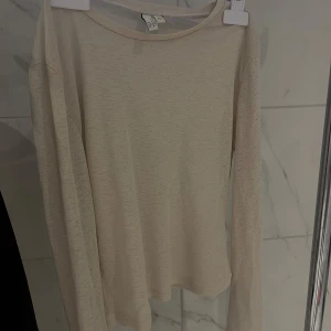 Genomskinlig tröja  - Genomskinlig vit tröja från Nelly— lik intismissmis tröjor fast en aning kortare i längden. Storlek XS, aldrig använd!! Fungerar perfekt till festliga tillfällen eller bara till vardags 🤗 