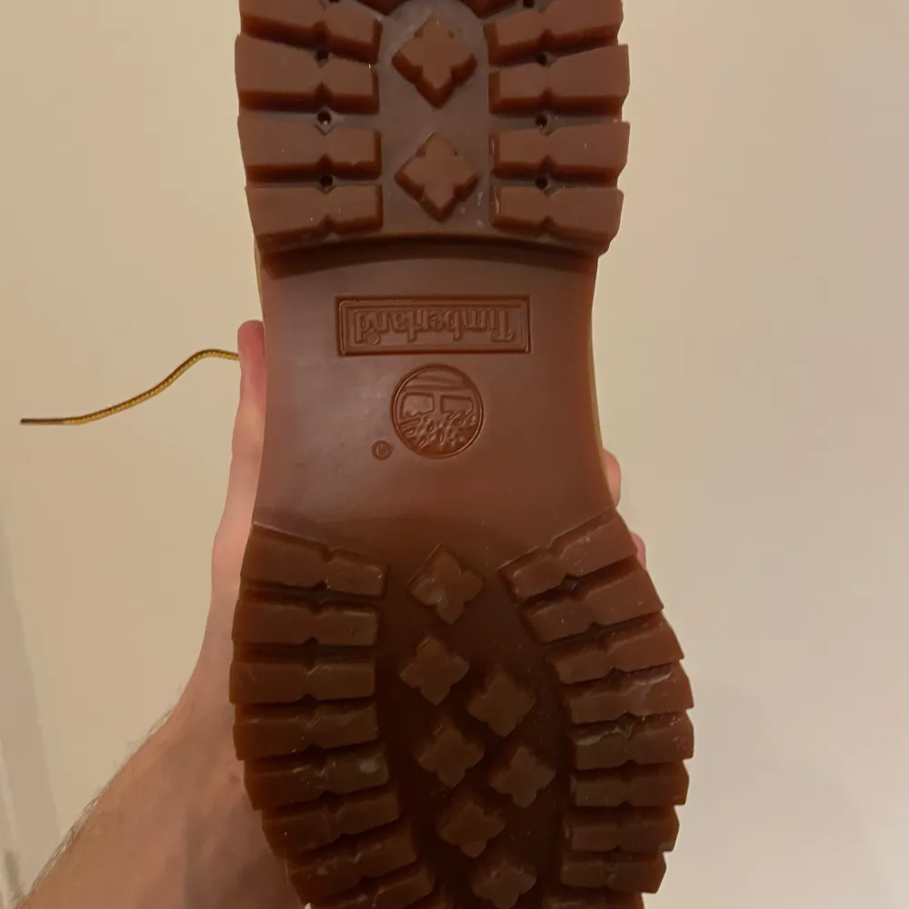 Säljer min sons klassiska bruna boots från Timberland med snörning och robust sula. Endast använda ett fåtal gånger. Perfekta för höst och vinter med sin slitstarka design och bekväma passform. Dessa boots har en ikonisk stil som passar till många olika outfits.. Kengät.