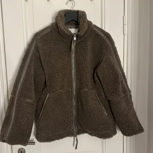 Brun teddyjacka från H&M - Populär brun teddyjacka från H&M
