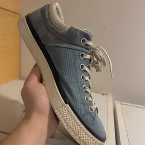 Louis Vuitton sprinter sneaker BJBLUE JEANS - Ett par schyssta LV skor i st 42,5-43 har tyvärr bara boxen då jag köpte skorna från en på plick för 4200kr och det har mestadels bara stått och samlat damm sen dess | skicket ligger på 8,5/10 då de finns viss tecken på användning men inget allvarligt pris kan diskuteras som vanlig hör av er vid mer information 🤩