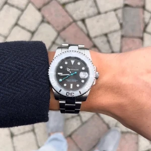 Seiko Mod - Yacht Master  - Snygg Seiko Mod som är byggd efter att likna Rolex Yacht Master || Utrustad med det automatiska NH35 urverket från Seiko || Kommer i en låda med verktyg för länkbyte || Sparsamt använd 