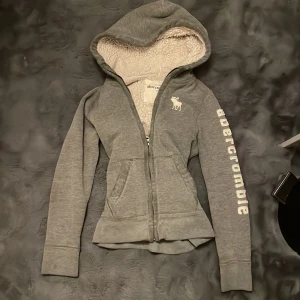 Abercrombie hoodie - Gullig Abercrombie hoodie me fluff i så är perfekt till vintern. Den är i kids M men skulle säga att den är xxs/xs🫶🏼 kom privat för frågor 