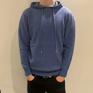 Blå cachmir hoodie - Säljer en stilren blå cashmir hoodie som är (100% cachmir) Storlek S Passar dig som är 173-183 Bara höra av dig om du har fler frågor eller funderingar!