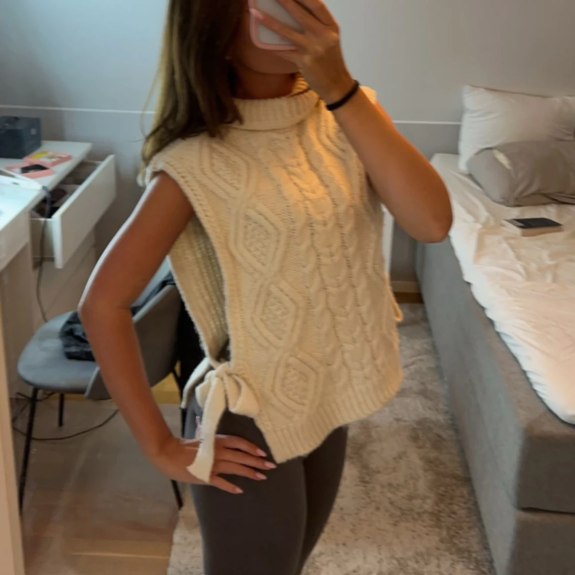 Vit/krämvit stickad ärmlös tröja med knyt - 2