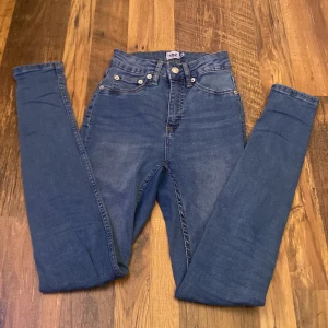 Blå skinny jeans - Säljer blåa jeans från Lager 157 med hög midja i storlek XS, sparsamt använda