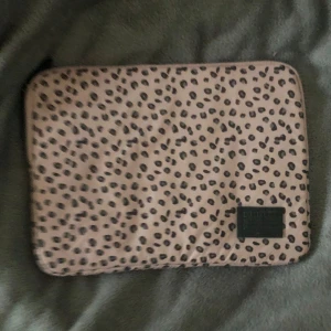 Leopardmönstrad datorväska - Snygg datorväska med leopardmönster i babyrosa och svart. Perfekt till skolan! Aldrig använd 