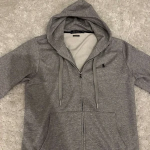 Ralph Lauren zip hoodie - Säljer en stilren grå hoodie från Ralph Lauren | skick 10/10 | storlek L men passar även perfekt för M | tjock, varm & mysig | hör av dig vid fler funderingar/bilder - pris diskuteras vid snabb affär🤝🏼