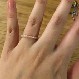 Pastell ring, pärlor - Egentillverkad ring av pärlor och ståltråd💛ca 6 omkrets och ca 16mm diameter. Går att beställa i valfri färg/färger💅🏼