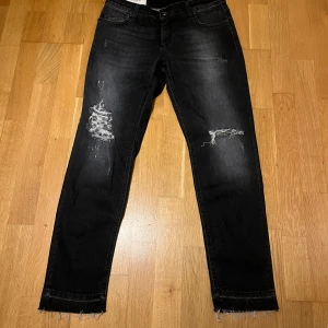 Dondup Jeans - Dondup  Jeans!! | Säljer dessa supersnygga Dondup jeans 💫 | Jeansen har slitningar vid båda knänen✨| Jeansen är i strl w28 | Jeansen är 9/10 skick och sparsamt använda 🌟 | Nypris - 3000 sek | Pris kan diskuteras vid snabb affär!! 💸 | För flera bilder eller frågor så är det bara att kontakta mig 📩|