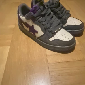 Bapestas - Bapesta skor knappast använda. Har haft i 1 månad. Säljer pågrund av fel storlek. Storlek 41 men får plats på 42. Kommer ej med låda dock eftersom att jag har tappat bort den. Pris kan diskuteras
