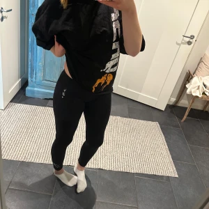 Svarta leggings från gymshark - Snygga svarta leggings från gymshark med en tight passform. Perfekta för träning eller en avslappnad dag. De har en diskret logga på benet och är tillverkade i ett stretchigt material för bästa komfort. Loggan längst upp är lite sliten men inget man tänker på! Jättesköna lågmidjade träningsbyxor!🥰