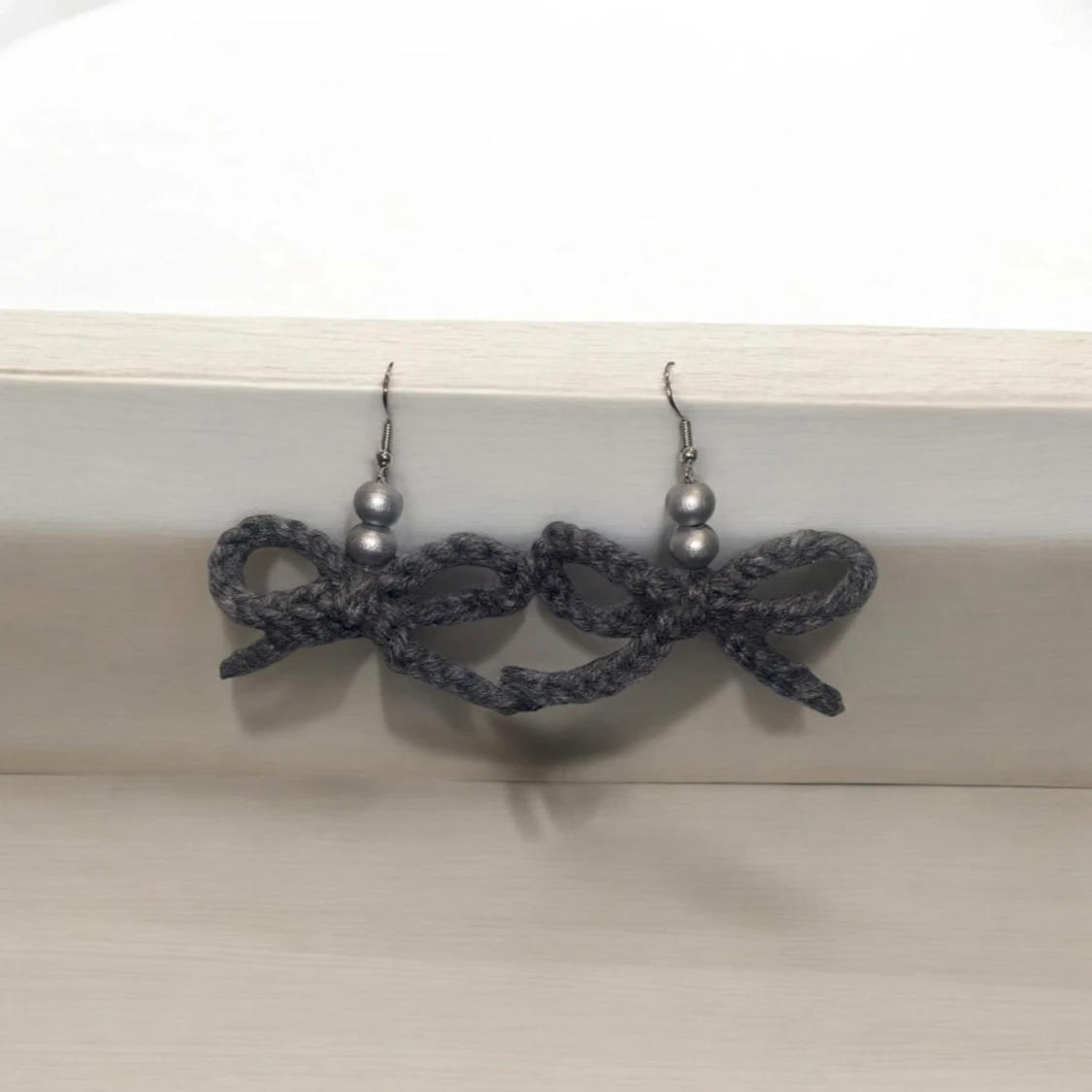 Grå örhängen med rosett och pärlor