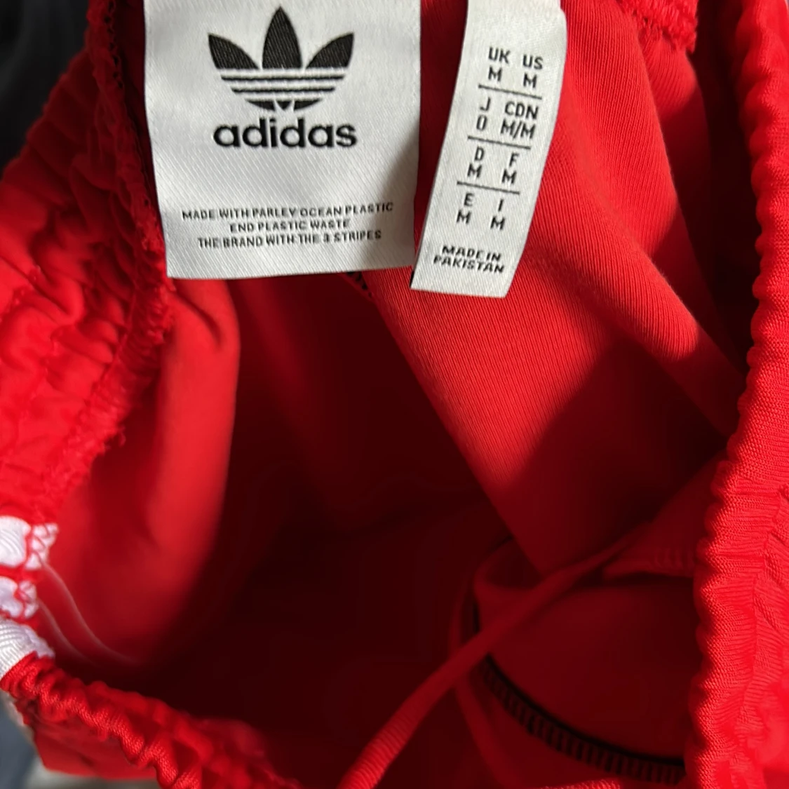 Röda träningsbyxor från Adidas - 1