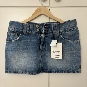 Lågmidjad jeanskjol - Helt oanvänd jeanskjol med prislapp kvar. Den är från Pull&bear och säljs då den tyvärr är för stor. Stl 38. Köparen står för frakten