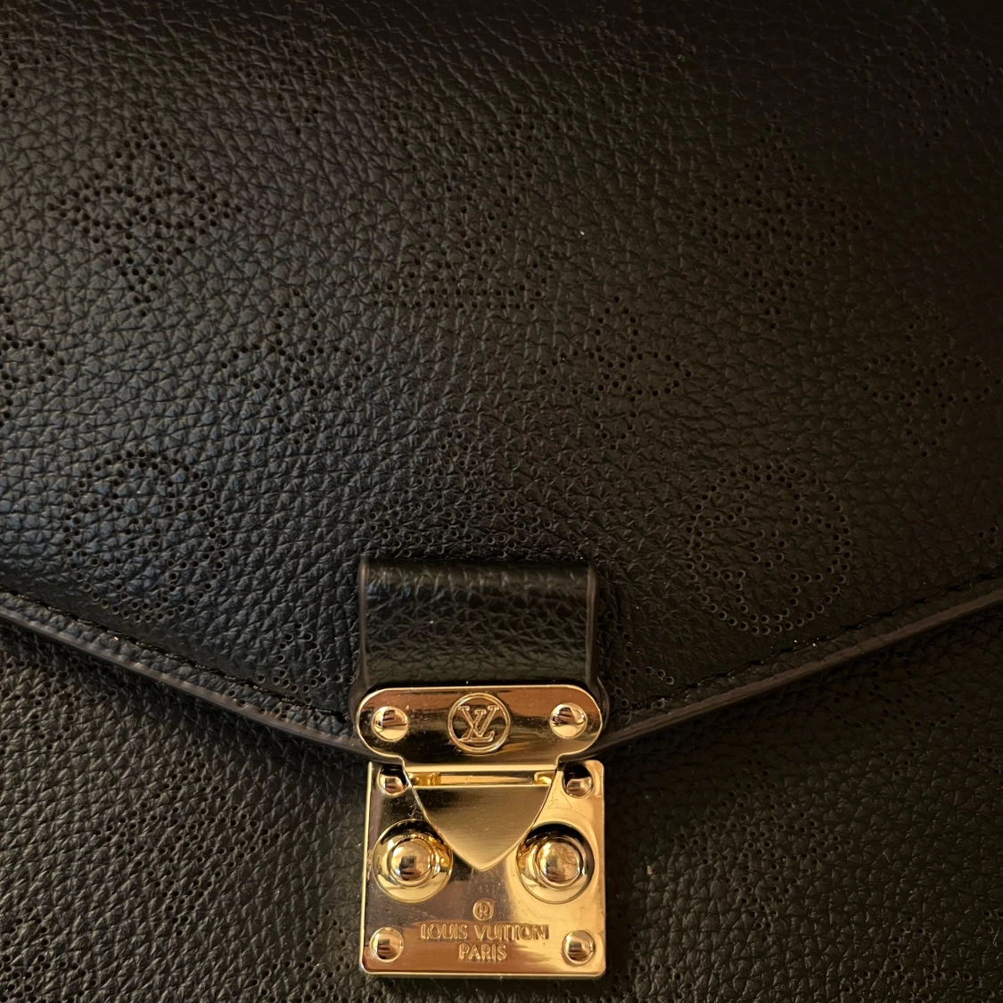 Svart axelväska från Louis Vuitton - 2