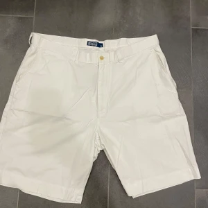 Vita shorts ifrån Ralph lauren - Säljer dessa vita Raffe shorts som är i storleken 38 som motsvarar XL. De har en liten defekt vid vänstra fickan där de är lite smuts. Men det går såklart o tvätta bort. Men annars helt klockrena. Hör av er vid funderingar!💫