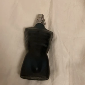 Parfym Ultra Male från Jean Paul Gaultier - Säljer en  Jean paul Gaultier parfym, ny pris 900 priset. Har används extremt få tal gånger 